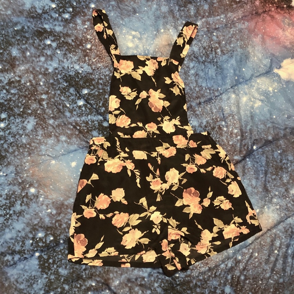 NWOT Forever 21 Floral overalls/romper shorts Sz S